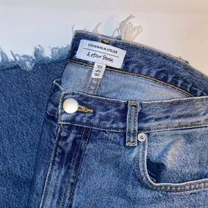 Suupersnygga raka jeans från &otherstories i fint skick. Inköpta för 790. Tyvärr blivit för små för mig men om du vill ha fler bilder är det bara att fråga 🥰  Fransar nertill som syns på första bilden 💓 