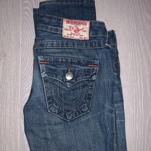 True Religion Jeans  - Säljer dessa True Religion Jeans då jag beställde dem begagnat men tyvärr ej kom i dem då de är för små för mig. De är i strl 26 men jag skulle säga strl 24. Buda gärna privat! 