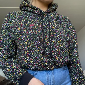 Levi’s hoodie strl S - Jättehärlig blommig cropped hoodie från Levi’s! Strl S, men har även en dragsko i midjan så man kan spänna åt den i midjan. Har varit min favorithoodie jättelänge men kommer tyvärr inte till användning lika mycket! Köparen står för frakten annars kan jag mötas upp i Göteborg :)