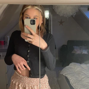 Nelly croppad tröja storlek XS - Säljer denna söta tröjan ifrån Nelly 💘 den är väl använd men ändån i bra skick, inget bud🦋