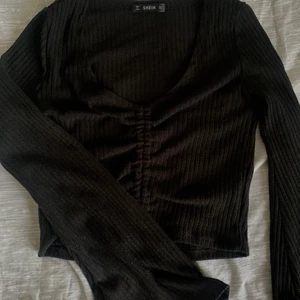 Svart tröja - Storlek M från shein men sitter lite tajtare 