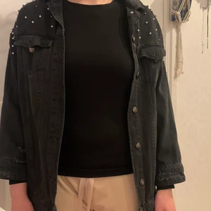 Jeans jacka  - Jätte fin, skön svart jeans jacka. Gammal men knappt använd. Det finns pärlor på axlarna och inga har ramlat av. 