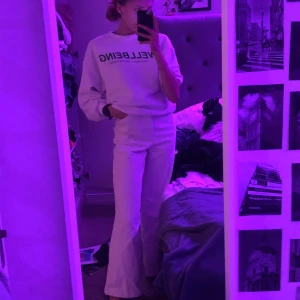 Manchester byxor  - Dessa super fina Manchester byxor i en lite krämvit färg faller mig tyvärr inte längre i smaken och jag har därför valt att ge dem en ny ägare 🙈 Använda fåtal gånger, ca 2-3 och har inga tecken på användning eller slitningar över huvudtaget!! Är i storlek 36 och jag är 169 lång 