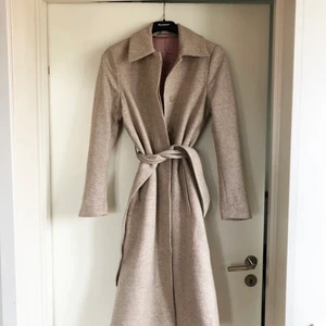 Filippa K kappa - Vår kappa från Filippa K i väldigt fint skick. Storlek XS men passar även S. Kan mötas upp i tyresö eller nacka, eller skicka spårbart på posten 