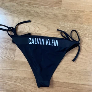 Calvin Klein bikini trosor  - Säljer dessa bikini trosor från Calvin Klein. Använda Max 2 gånger, säljer pga att jag inte använder dom. ÄKTA! frakt ingår🦋 pris går att diskutera!