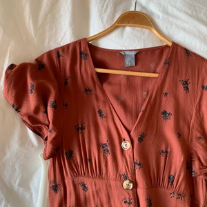 Somrig klänning  - En så fin klänning som behöver ny ägare inför sommaren! Sitter väldigt bekvämt!