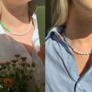 Säljer mycket smycken på Instagram: @aliceruthjewelry 🥰🥰 Gör halsbanden på egen hand för 249kr och frakten är endast 12kr! Det är justerbart och passar därför flera olika längder! Kontakta för frågor❤️