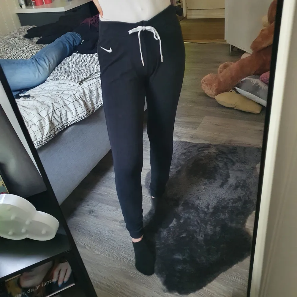 Marinblåa nike byxor, storlek XS. Tightare i benen men stora i midjan, därav passar dom ej mig. Skulle nog säga att storleken är mer en S. Kan skickas eller mötas!. Jeans & Byxor.