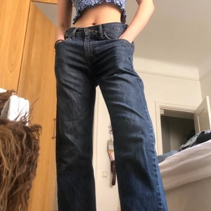Levis 501or mörka - Snygga rätt så lågmidjade levisjeans som tyvärr är lite för stora för mig. Jag är 168cm lång