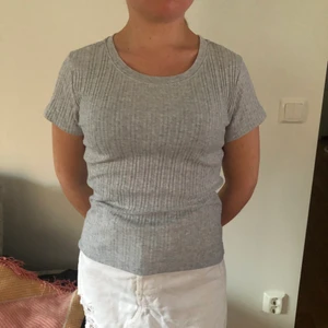 Ribbad t-shirt  - Jag säljer denna gråa ribbade t-shirt från Bikbok. I befintligt skick. Hör av dig om du är intresserad 🥰