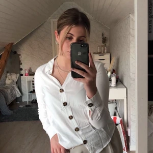 Vit skjorta  - Supersöt skjorta. Perfekt nu till våren, jättefint skick!