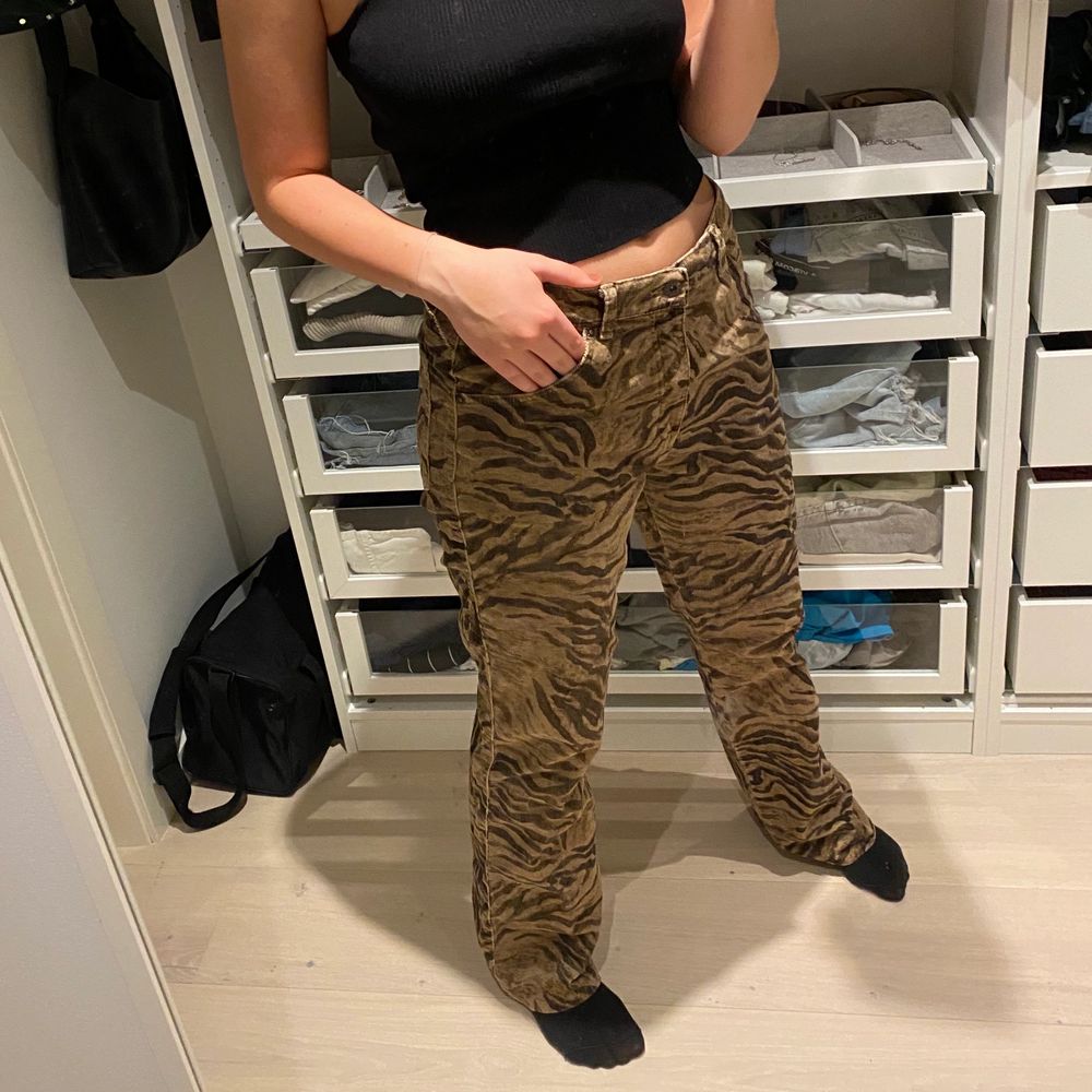 Ett par bruna zebra byxor i ett mjukt material och är lite manchester aktikt. Dom är i storlek L men passar mig som är storlek M/S och sitter perfekt om man vill ha dom lite ”baggy” Byxorna är i ett bra skick☺️ Skriv för mer bilder eller om du är intresserad💕. Jeans & Byxor.