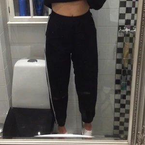 Mjukisbyxor i stl XS/S - Ett par sköna och slappa mjukisbyxor som det bara är nice att gå runt och slappa i. 