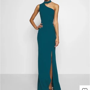 Balklänning/långklänning - Superfin balklänning, säljes pga att jag har hittat en annan som passar bättre, prislappen är kvar. 