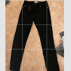 Svarta jeans - Dessa svarta jeans är jätre bekväma men har aldrig använt.