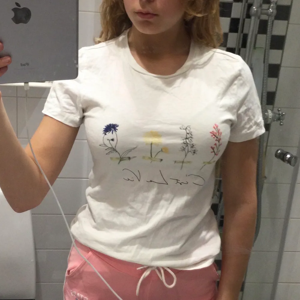 Detta är en vit tröja med något slags tryck på. Denna är använd 1 gång så relativt ny.❤️❤️. T-paidat.