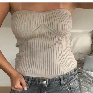 Tub topp - (Lånade bilder) Funderar på att sälja denna superfina populära topp från Zara som är slutsåld. I fint skick och knappt använd 💕