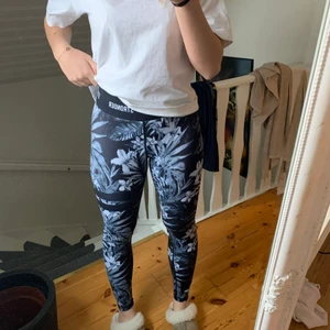 Tränings tights - Säljer dessa tränings tights från stronger då dem aldrig kommer till användning, har endast använt dem två gånger så dem är som nyskick :) om fler bilder eller mer information önskas så är det bara att kontakta mig ! säljaren står för frakten !