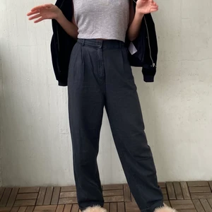 Linnebyxor i svart/grå HM TREND - Superhäftiga och härliga linnebyxor, bekväma och har älskat dem. Nu vill jag att någon ska få njuta av en helgrym byxa med så najs passform till våren/sommaren 👌🏼 🕺🏼