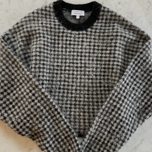 & Other Stories  - En svartvit rutig ulltröja från & Other Stories, använd ca 3-5 gånger. Storlek S. Tröjan är i supermysigt material och passar bra till regniga dagar eller sena kvällar. Utgångspris 250 kr. Köparen står för fraktkostnaden på 66 kr. Buda! 🤍