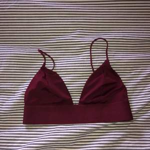 Vinröd bikinitopp i använt skick från H&M.   Frakt - 45kr 