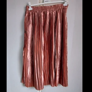 Kjol - Jättefin rosa kjol i storlek L. Använd fåtal gånger, är i mycket bra skick. Väldigt bekväm. 70kr ink frakt💕