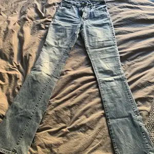 Ett par assnygga raka jeans som är köpta här på Plick men tyvärr var för små för mig. Är långa i benen och perfekt lågmidjade. Kan mötas i Stockholm eller frakta💗frakten står köparen för💕