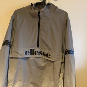 Vindjacka - Elleese vindjacka st 42 passar M/L och man får plats med en hoddie under! Använd fåtal gånger Max 6-8 gånger. 450kr med frakt eller 400kr vid snabb och smidig affär