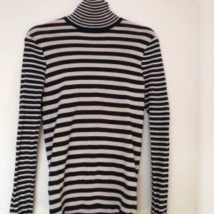 Polotröja Tommy Hilfiger strl Xs - Oanvänd polotröja från Tommy Hilfiger i strl Xs. Köpt för ca två år sedan och sedan dess har den endast hängt i garderoben. Möts upp i Göteborg eller fraktar då köparen står för frakten.