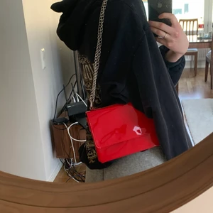 Monki handväska  - Röd handväska från monki , skitcool men jag är så dålig på att matcha så den kommer aldrig till användning. den är typ aldrig använd men har lite märken på framsidan. Därav priset. 