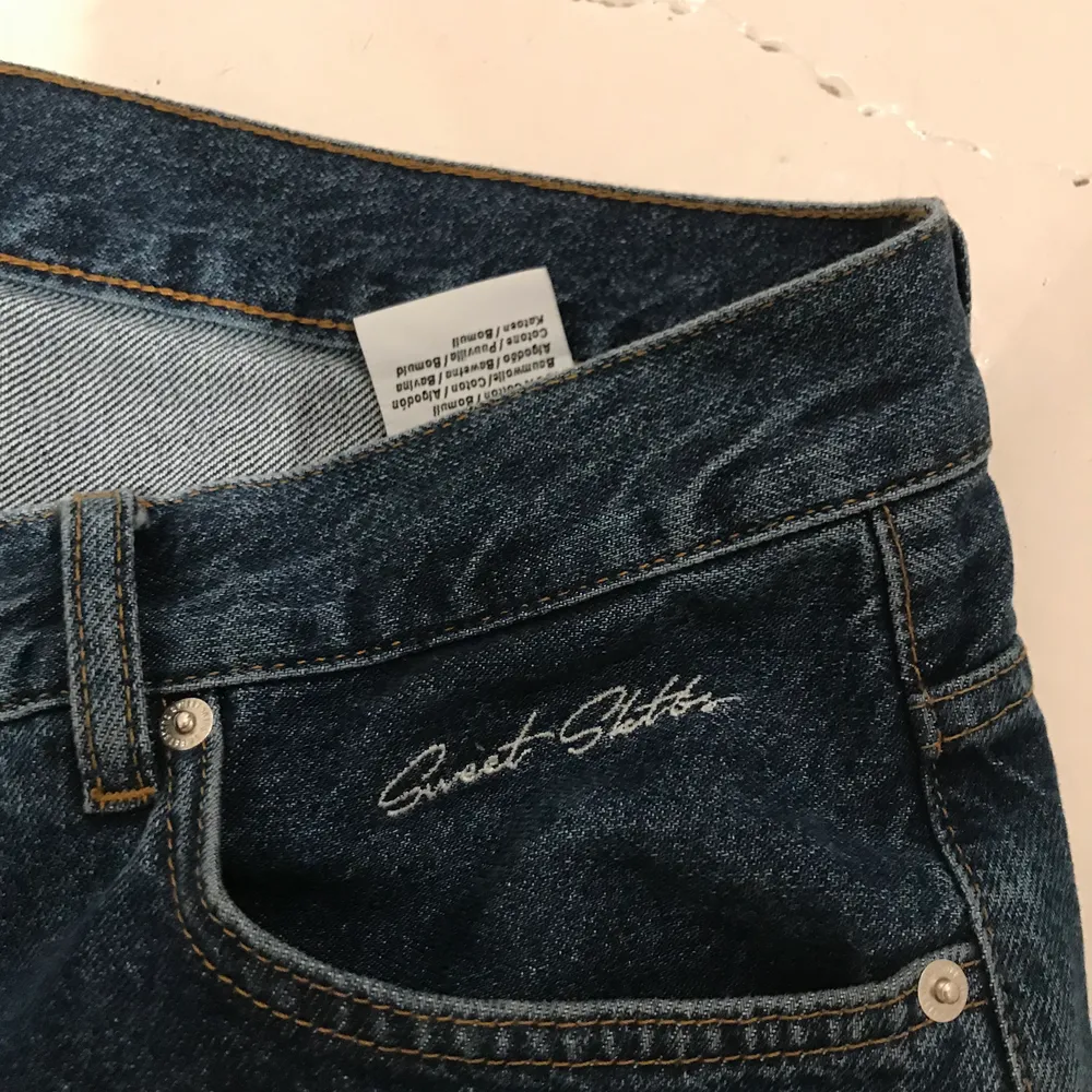 Baggy jeans med cool design. Kan frakta . Jeans & Byxor.