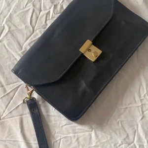 Väska  - Väldigt najs väska som man kan låsa. Lite gammal men den har bara legat❤️