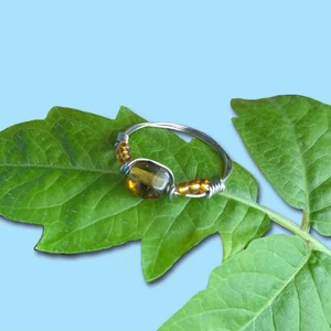 Ring - Ring med seed beads och en brun glaspärla🤎 Säljer för 30kr + 12kr i frakt!