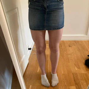 Jeanskjol från Zara - Blå jeanskjol från Zara i mycket bra skick. Säljer pga att den är för liten och inte kommer till användning. Kjolen är i ett stretchigt material och har fickor både fram och bak. Köparen står för frakten. 