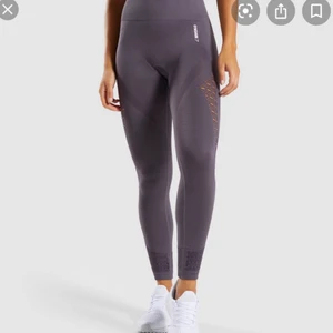 Gymshark energy+seamless leggings  - Säljer ett par gymshark tights som är helt slut på hemsidan. Sparsamt använda och säljer dem för dem kommer inte till användning längre. (Har märkt att gymshark texten har gått av på framsidan) 