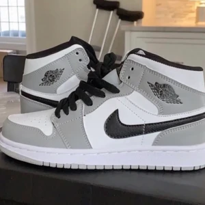 Jordan 1 ”light smoke grey” - Säljer dessa helt nya jordan 1’s, dock är dem kopior, så ej äkta, men väldigt väldigt lika. De passade ej mig då de var väldigt små i strl. De är 37or men passar bättre en strl 36 då de är väldigt små. Köpte för 1000, men mitt pris är 900(frakt=50kr) (två första bilderna e lånade, sista e min)