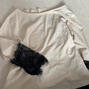 Blus med fina detaljer  - Storlek S, använt 2 gånger. Normal passform. Rosett på baksidan som man knyter själv. 