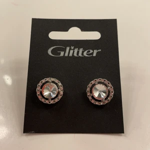 Örhängen - Silvriga örhängen. Aldrig använda