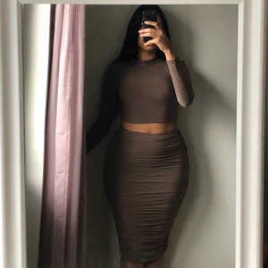 Boohoo set storlek UK10/EUR38 - Set från boohoo i storlek 38. Stretchigt och tunt material som formar kroppen fint. Bild två visar detaljerna på kjolen som går hela vägen ner.