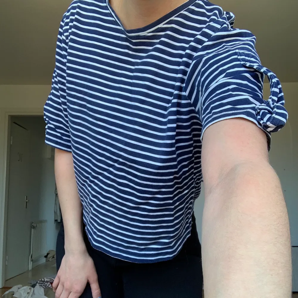 Enkel randig t-shirt. Bra kvalité då tyget är av de tjockare laget. Ärmarna går att vika upp och dra åt. 🌼🌼. T-paidat.