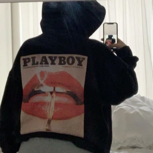 playboy - Säljer min supersköna playboy hoodie då den inte kommer till användning, ganska använd därav små klor fläckar som ni kan se på bild två men inget man lägger märke till. Först till kvarn (köparen betalar frakten)❤️