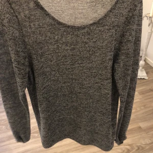 Grå tröja - En grå tröja i storlek S