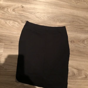 Svart kjol  - Svart tygkjol i storlek S. 