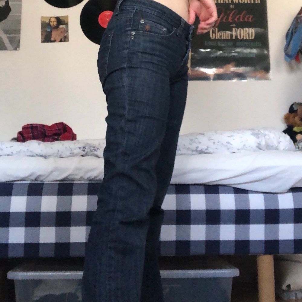 mörkblå low waist straight leg jeans, har en liten slitning där fram på låret, men den syns knappt ens. insydd i midjan, men detta mått stämmer med storleken. köpta på humana✨. Jeans & Byxor.