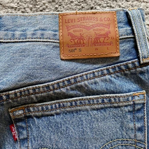 Levi’s jeans - Blåa jeans från levi’s med slitningar. Gott skick!