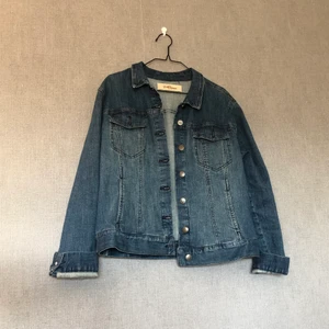 Jeansjackan för alla äventyr  - • Vardagsjackan nummer ett i vår, sommar & under varm höst! Perfekt om kvällarna. Kanske för dig som vill patcha den? • Storlek: 38, normal passform • 98% bomull & 2% elastan • Fint skick, sparsamt använd! • +Frakt: 66kr spårbart 