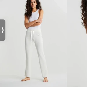 Velvet byxor - Velvet mjukis med utsvängda ben från Gina tricot. Nypris 229