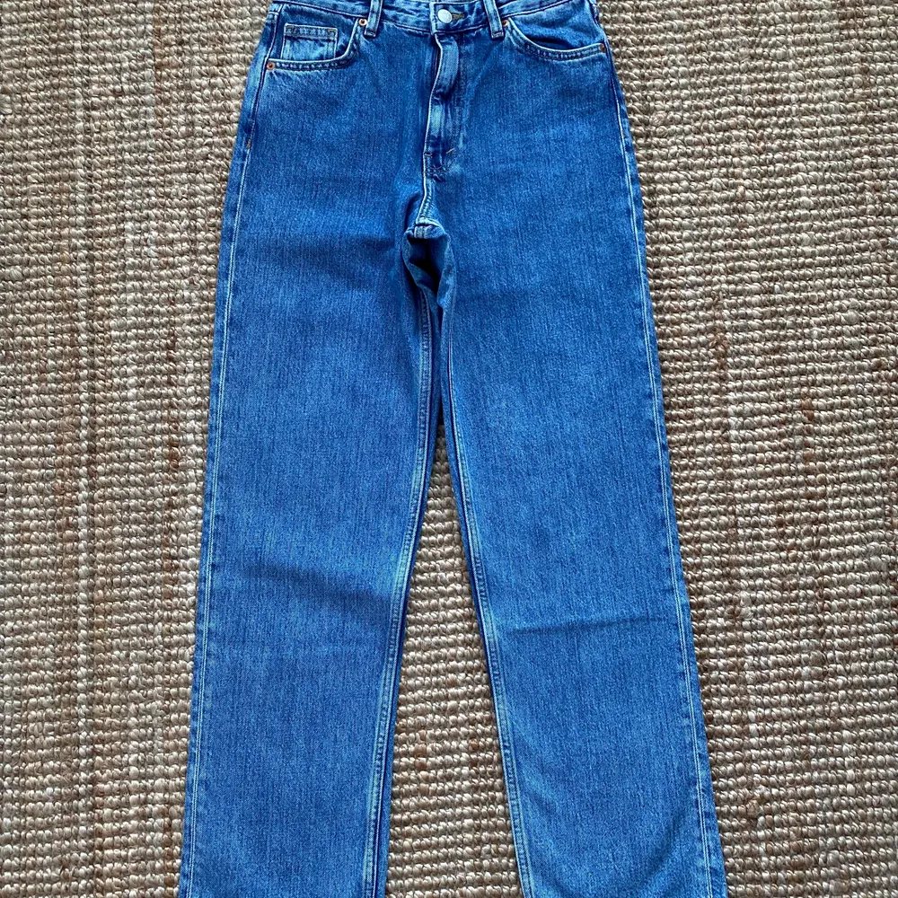 Supersnygga jeans från monki i rak modell, råkade köpa för stor storlek så är tvungen att sälja dessa. Aldrig använda.                 https://www.monki.com/en_sek/clothing/jeans/high-waisted-jeans/product.taiki-straight-leg-blue-jeans-blue.0724741004.html. Jeans & Byxor.