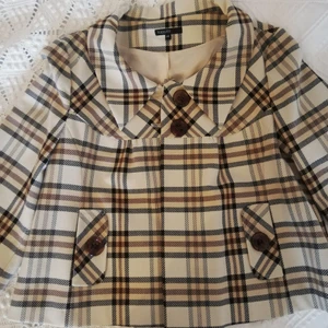 Rutig vårkappa - Midjekappa med stora bruna knappar. Stl 44. Föredrar man oversize gör den sig bra som en S/M. 