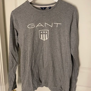 Gant tröja - Säljer denna GANT tröjan för 140kr och använt fåtal gånger (STRL M). Inga skador. Pris kan alltid diskuteras!